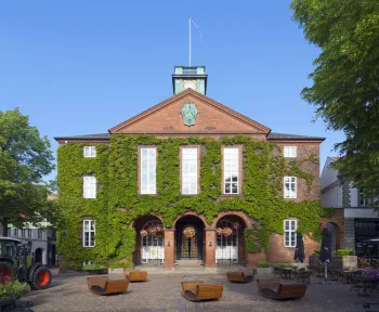 Rathaus von Kolding, Hauptfassade (Ostansicht)