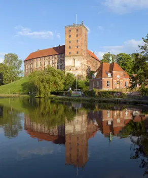 Koldinghus, sich auf dem Schlosssee spiegelnd