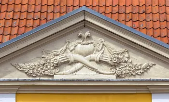 Königliches Palais von Roskilde, Giebeldreieck des Tores