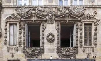 Haus Maillard, Detail der Fassade mit Fenster