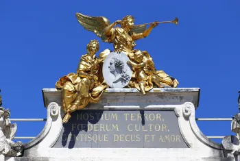 Place Stanislas, Here-Triumphbogen (Arc Héré), Inschrift und vergoldete Statuen