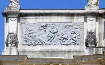 Place Stanislas, Here-Triumphbogen (Arc Héré), linkes Relief