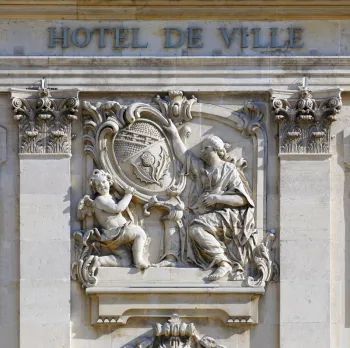 Place Stanislas, Rathaus von Nancy, Relief des Risalits