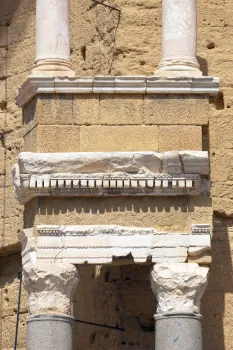Römisches Theater von Orange, Überreste der ursprünglichen Dekoration der Bühnenrückwand (scaenae frons)