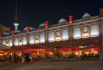 S-Bahnhof Hackescher Markt bei Nacht