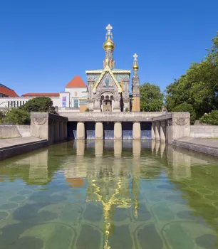 Lilienbecken, mit Russischer Kapelle und Austellungshalle im Hintergrund