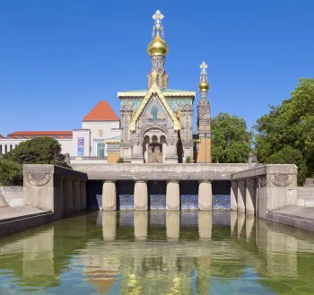 Lilienbecken, mit Russischer Kapelle und Austellungshalle im Hintergrund