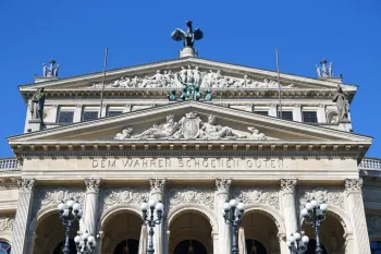 Alte Oper, Detail der Hauptfassade mit Giebel