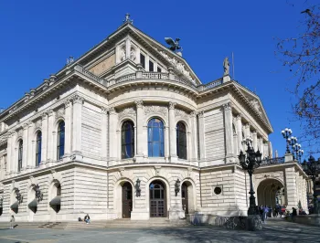 Alte Oper, Südwestecke mit Viertelkreismauer