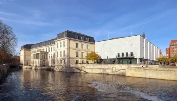 Leineschloss, mit modernistischem Plenarsaal des Landtags