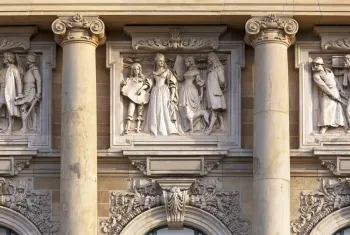 Niedersächsisches Landesmuseum Hannover, Detail der Fassade mit Relief