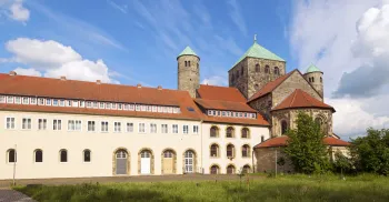 Michaeliskirche, Nordwestansicht mit Michaeliskloster