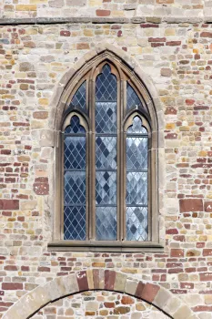 Kloster Lorsch, Kirchenfragment, Maßwerkfenster