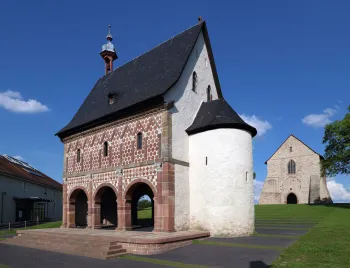 Kloster Lorsch, Torhalle (Königshalle), mit dem Kirchenfragment im Hintergrund