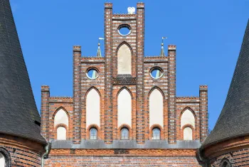 Holstentor, Staffelgiebel der Feldseite