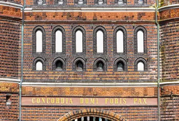 Holstentor, Detail der Fassade der Feldseite mit Inschrift