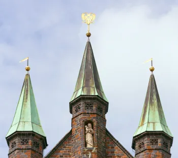 Holstentor, Giebeltürmchen der Stadtseite