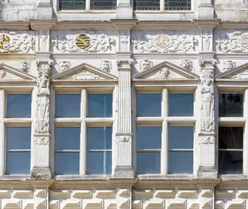 Lübecker Rathaus, Laubenvorbau, Detail der Fassade mit Fenster