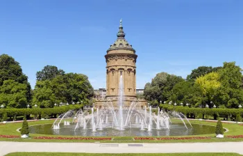 Friedrichsplatz mit Wasserturm