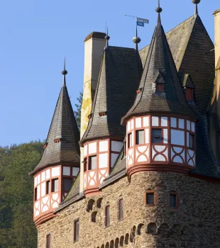 Burg Eltz, Detail der Fassade mit Turmspitzen