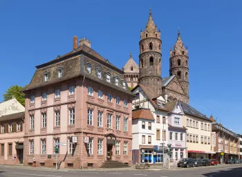 Neumarkt mit Adler-Apotheke und dem Wormser Dom im Hintergrund