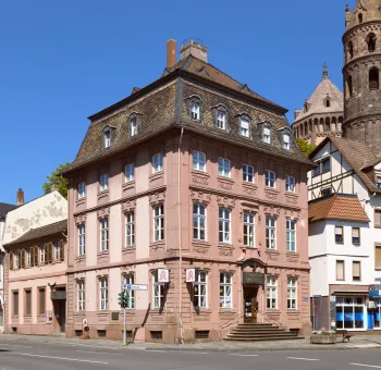 Adler-Apotheke, Südostansicht