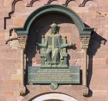 Wormser Dom, Kaiserskulptur mit Freiheitsprivileg über dem Nordportal