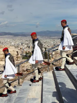 Evzonen steigen nach Befreiungstag-Zeremonie von der Akropolis ab