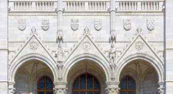 Ungarisches Parlamentsgebäude, Detail der Fassade des östlichen Eingangs