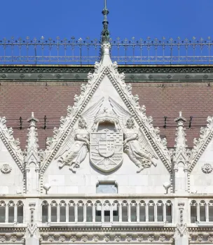 Ungarisches Parlamentsgebäude, Giebel mit Wappenschild