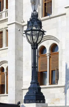 Ungarisches Parlamentsgebäude, Laterne am Osteingang