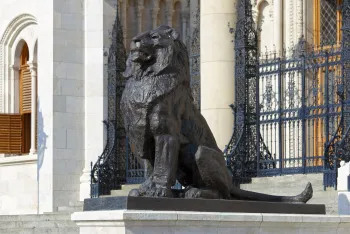 Ungarisches Parlamentsgebäude, Löwenstatue am Osteingang