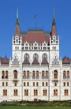 Ungarisches Parlamentsgebäude, Teil der Ostfassade mit Dach des nördlichen Sitzungssaals