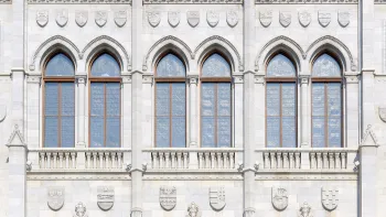 Ungarisches Parlamentsgebäude, Fenster des Mittelbaus der Ostfassade