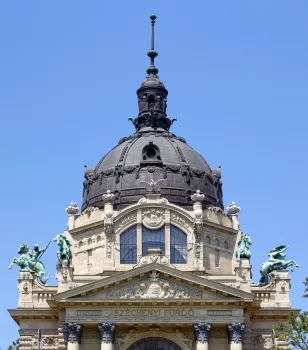 Széchenyi-Heilbad, Detail der Hauptfassade mit Kuppel