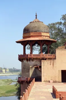 Grabmal des Itimad-ud-Daula, Chhatri der Außenmauer