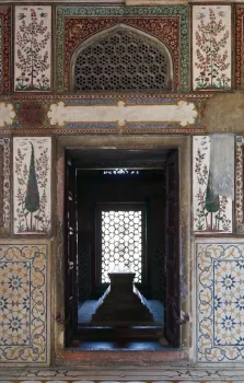 Grabmal des Itimad-ud-Daula, Mausoleum, ­Blick durch eine Tür auf ein Kenotaph