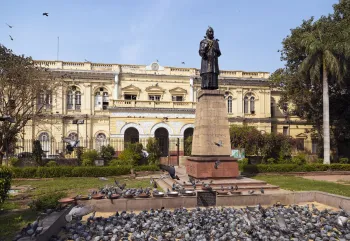 Rathaus von Delhi, mit der Statue von Samy Shradhanand