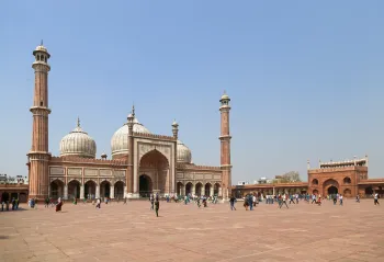 Jama Masjid von Delhi, Innenhof und Gebetshalle mit Minaretten