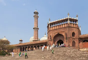 Jama Masjid von Delhi, südliches Tor und Minarett