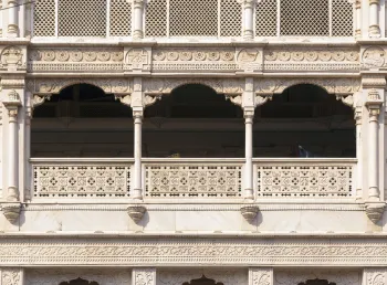Mahavira Bhawan, Detail der Fassade