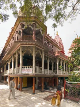 Sri Digambar Jain Lal Mandir, Kolonnaden­veranda