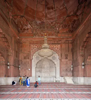 Jama Masjid von Delhi, Gebetshalle, zentrale Halle mit Qibla-Wall und Mihrab