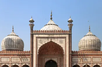 Jama Masjid von Delhi, Gebetshalle, Detail der Fassade mit den drei Kuppeln