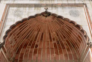 Jama Masjid von Delhi, Gebetshalle, gewölbte Halbkuppel des Iwan