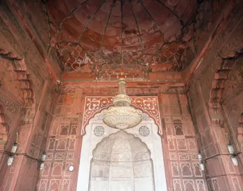 Jama Masjid von Delhi, Gebetshalle, zentrale Halle mit Kronleuchter, Qibla-Wall und Mihrab