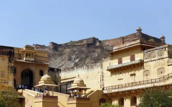 Fort von Amber, Jalebi Chowk, Sicht auf das Löwentor und Jaigarh Fort