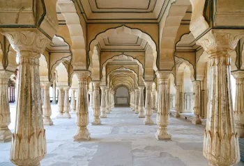 Fort von Amber, Sattais Kacheri (Hof der 27 Säulen)