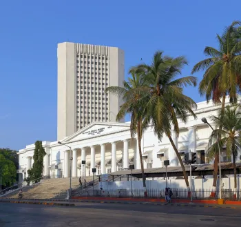 Gebäude der Asiatischen Gesellschaft von Mumbai, mit dem Zentralbankgebäude im Hintergrund