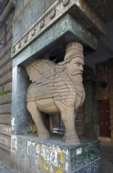 Bai Pirojbai Dadabhoy Maneckji Vatcha Agiary, Lamassu-Statue
